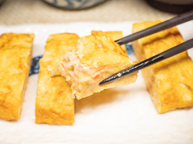 卵焼きを箸で持ち上げた