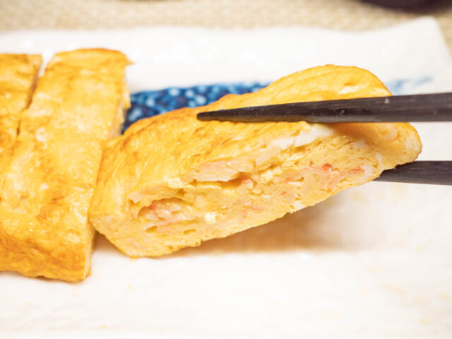 卵焼きを箸で持ち上げた