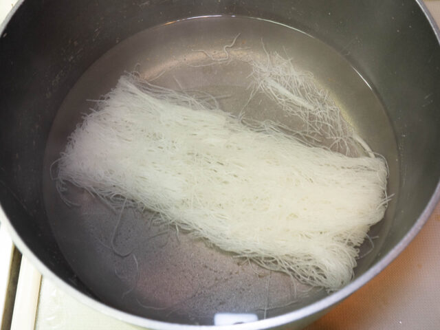 鍋にお湯を沸かし、ビーフンを入れた写真