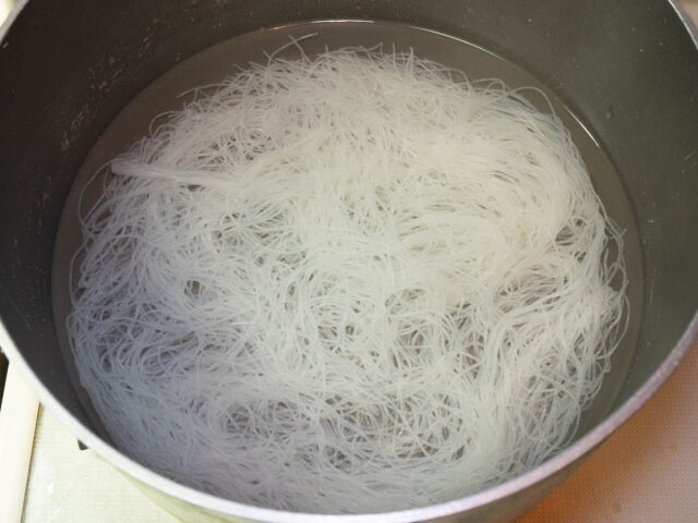 鍋のお湯でビーフンを戻した写真
