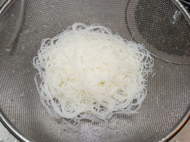 戻したビーフンをザルにあけた写真