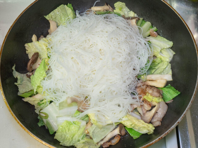 ビーフンを加えた写真