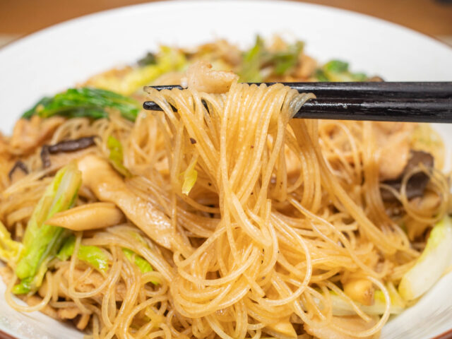 焼きビーフンを箸で持ち上げた写真