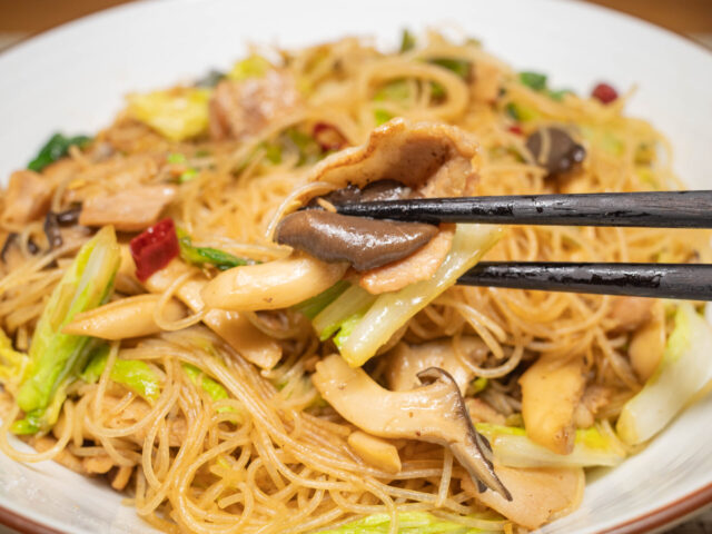 豚肉、平茸、白菜を箸で持ち上げた写真