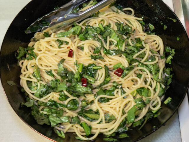 春菊とパスタを混ぜた写真