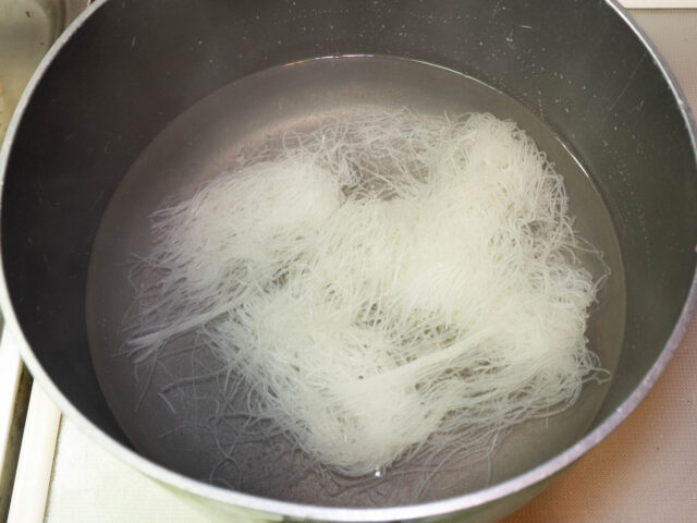 鍋の湯を沸かし、ビーフンを入れた写真