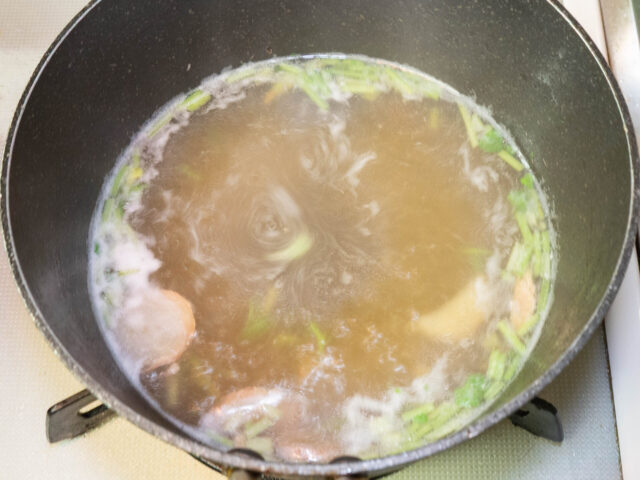 ナンプラーと鶏ガラスープの素を入れた写真