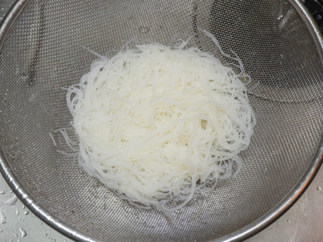 戻したビーフンをザルにあけた写真