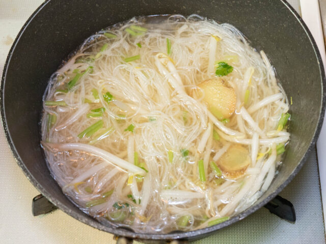 スープの鍋にビーフンを加えて温めた写真