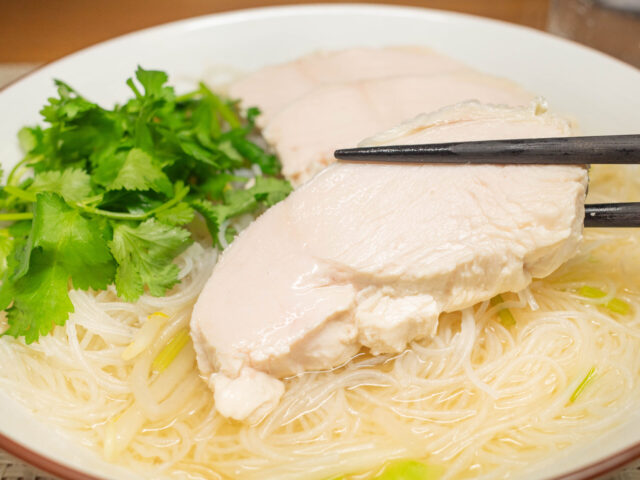 茹で鶏を箸で持ち上げた写真