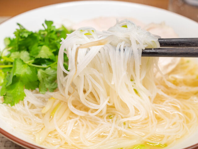 ビーフンを箸で持ち上げた写真