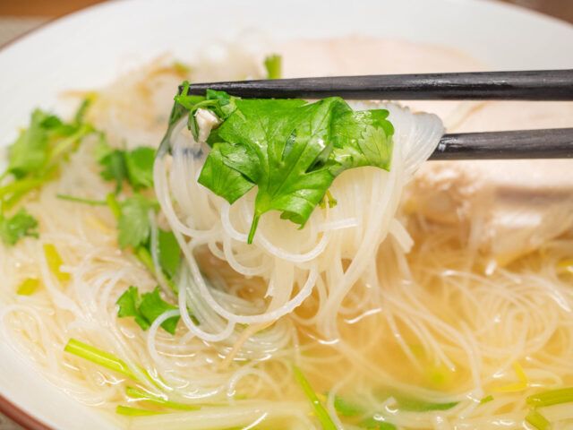 パクチーとビーフンを箸で持ち上げた写真