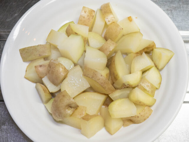 切ったジャガイモを電子レンジで加熱した写真