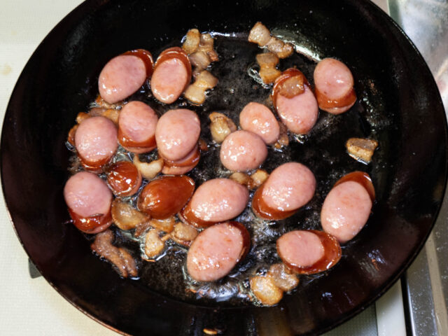ソーセージを炒めた写真