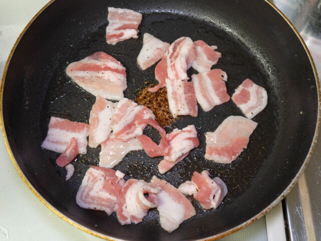 フライパンに豚バラ肉を並べ入れた写真
