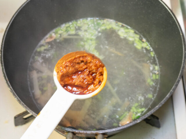 トムヤムクンペーストを溶かす写真