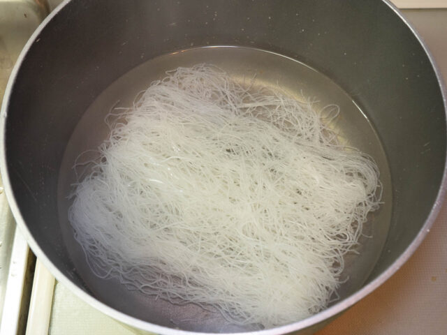 鍋にお湯を沸かし、ビーフンを入れた写真
