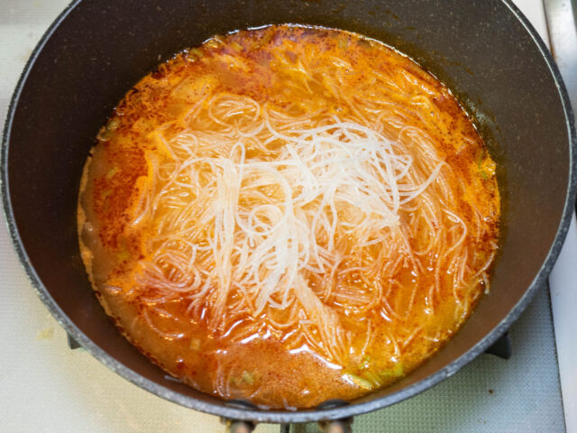 鍋に戻したビーフンを加えた写真