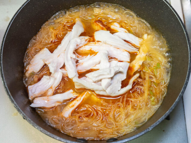 茹で鶏を加えた写真