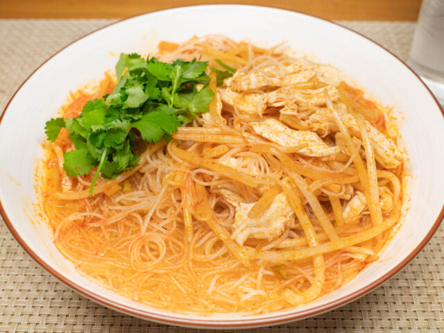 茹で鶏のトムヤムビーフン