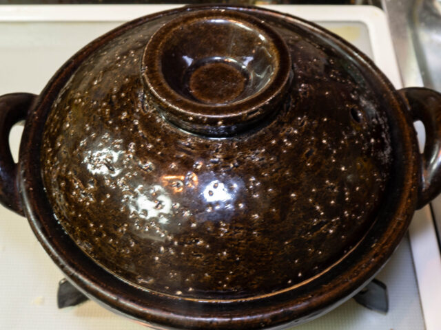 土鍋にふたをして煮ている写真