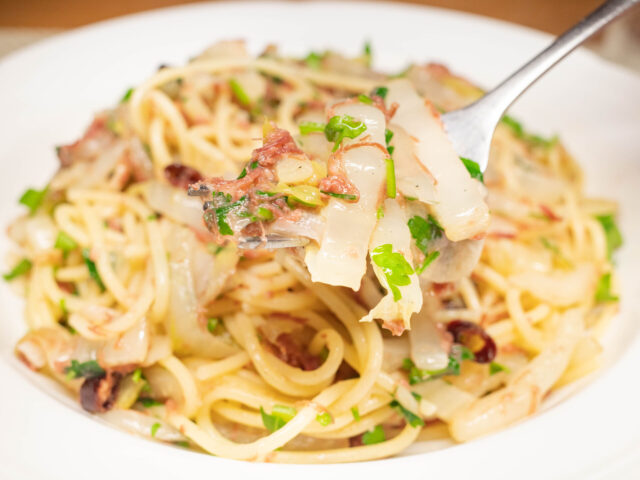 白菜とコンビーフをフォークにのせた写真