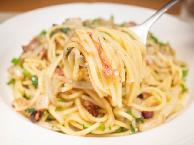 パスタをフォークで持ち上げた写真