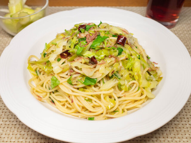 キャベツとコンビーフのパスタ