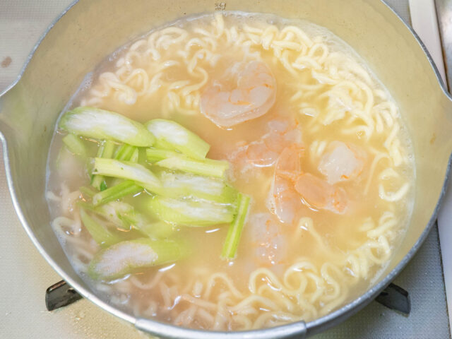 むきエビとセロリの茎を加えた写真