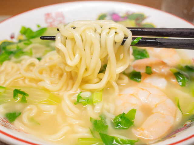 麺を箸で持ち上げた写真