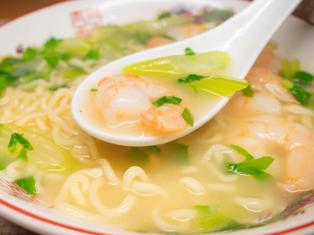 エビとセロリとスープをレンゲですくった写真