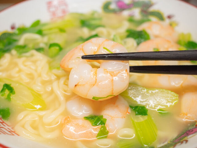 エビを箸で持ち上げた写真