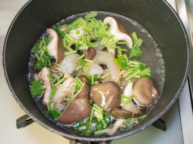 むきエビと平茸を加えた写真