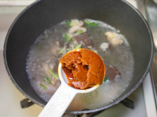 トムヤムクンペーストを加える写真