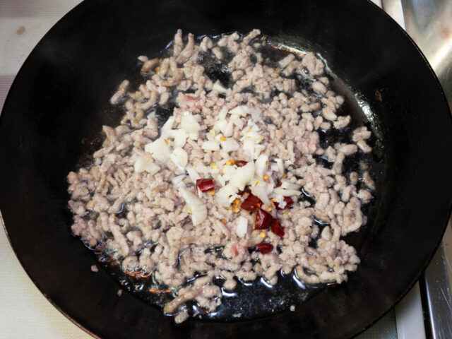 ニンニクと唐辛子を加えた写真