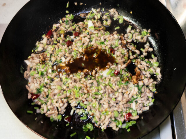 オイスターソース、ナンプラー、ダークソイソースを加えた写真