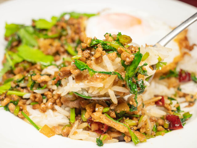 パクチーライスをスプーンにのせた写真