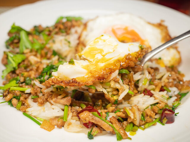 卵の白身をスプーンにのせた写真