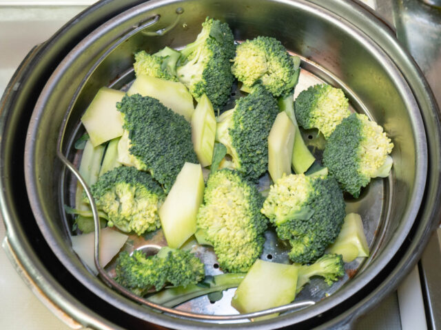 蒸し器に切り分けたブロッコリーを入れた写真