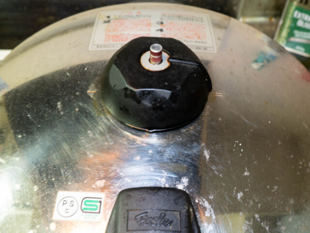 圧力鍋のピンが上がった写真