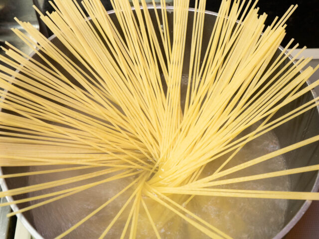 鍋にお湯を沸かし、パスタを入れた写真