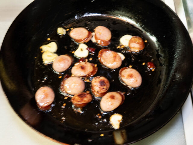 ソーセージに焼き色がつくまで炒めた写真