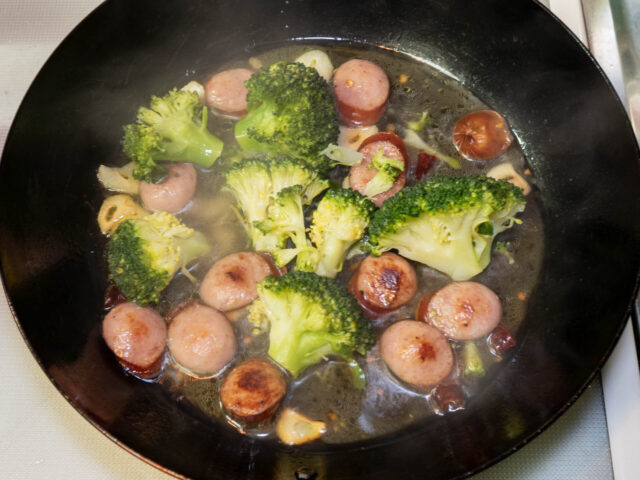 ブロッコリーとパスタの茹で汁を加えた写真