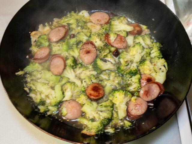 木べらでブロッコリーを潰し、胡椒を挽いた写真