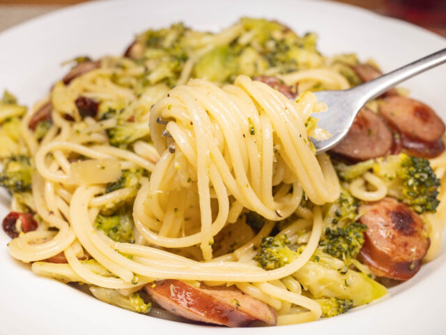 パスタをフォークで持ち上げた写真