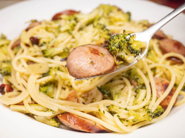 ソーセージとブロッコリーをフォークにのせた写真