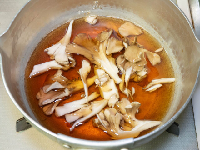 鍋につゆと舞茸を入れて火にかけた写真