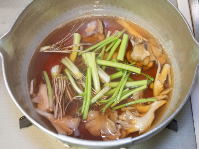 芹の茎と根を加えた写真