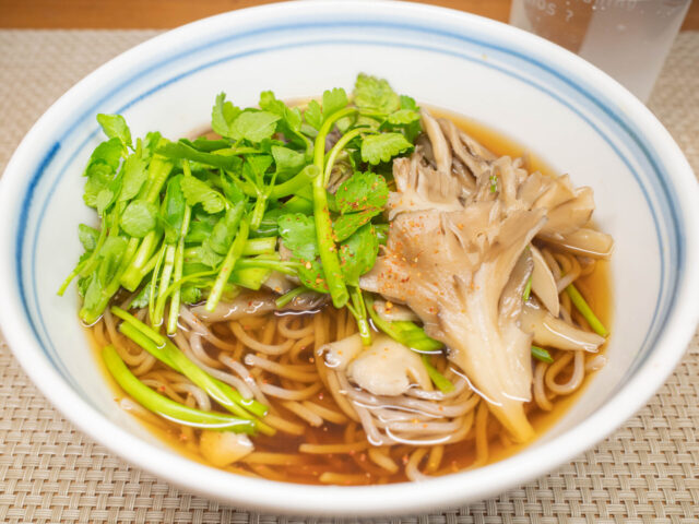 芹と舞茸の蕎麦