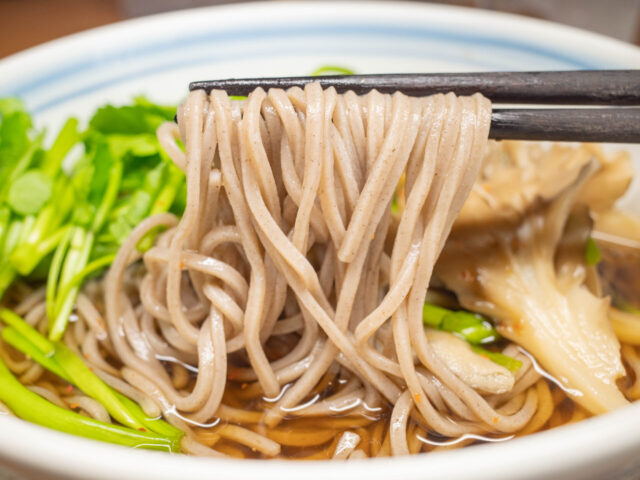 蕎麦を箸で持ち上げた写真